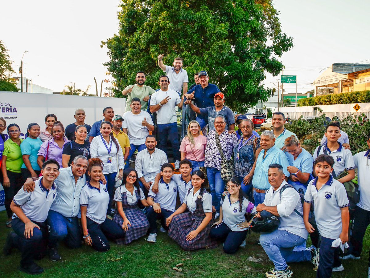 CarlosPElCholo's tweet photo. El alcalde @kerguelenhugo pone #PrimeraPiedra del Parque Lineal de la calle 44 en el barrio Sucre, esta obra q construirá la @monterialcaldia tiene un área de 3.287 M2 empezó este viernes en su etapa preliminar. #SiLoDiceLoHace https://t.co/30vABxIKKy