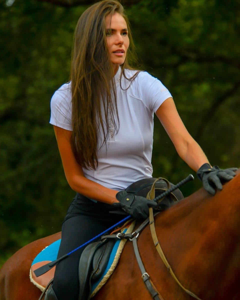 AuroraB_r's tweet image. Every breath on horseback rides with the wind; every gaze exchanged with a horse brings peace and unwavering strength to the soul.
The world may change, but my original aspiration remains. Life is like galloping across the open field—only with full dedication and trust can we…