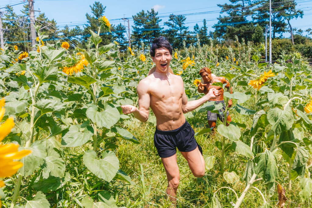 muscleplus_free's tweet photo. ひまわり畑でマッチョをつかまえて https://t.co/IYKI27wcKt