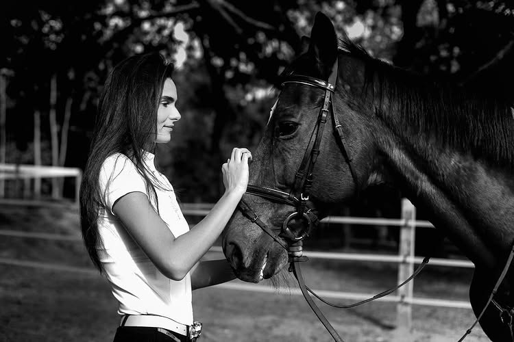 AuroraB_r's tweet image. Every breath on horseback rides with the wind; every gaze exchanged with a horse brings peace and unwavering strength to the soul.
The world may change, but my original aspiration remains. Life is like galloping across the open field—only with full dedication and trust can we…
