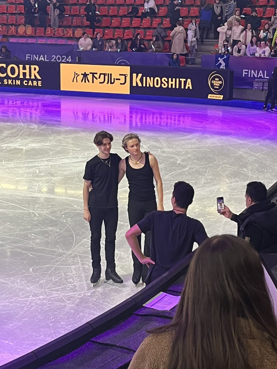IvyXby's tweet image. Mikhail and Ilia taking group photo, and Amber with a very adorable pose beside them after the Gala Exhibition of Grand Prix Final at Grenoble.
Bear me with the low quality image today. Shot from my 4 years old phone😂
#MikhailShaidorov #IliaMalinin #AmberGlenn #GPFigure
