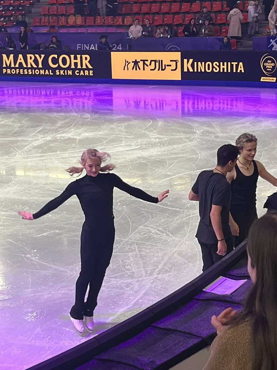 IvyXby's tweet image. Mikhail and Ilia taking group photo, and Amber with a very adorable pose beside them after the Gala Exhibition of Grand Prix Final at Grenoble.
Bear me with the low quality image today. Shot from my 4 years old phone😂
#MikhailShaidorov #IliaMalinin #AmberGlenn #GPFigure