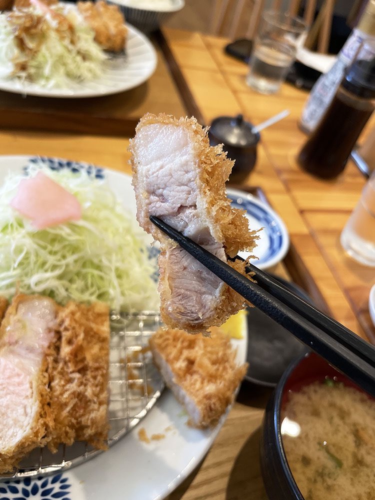 青葉区五橋にオープンした「とんかつ小やじ仙台店」で、上ロースカツ定食。

沖縄からやってきた人気のとんかつ店、使うお肉は沖縄産ではなく、東北産の厳選されたブランド豚。