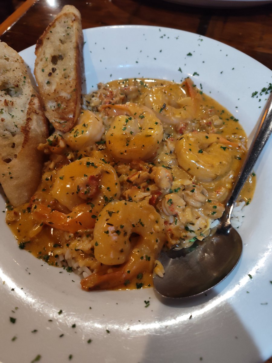 TheMRR7's tweet image. Late dinner at Flying Mango in Des Moines, IA--Shrimp Pontchartrain (shrimp in a seafood sauce containing crawfish &amp;amp; veggies over rice) served with Garlic Bread.  Flying Mango is a DDD location.