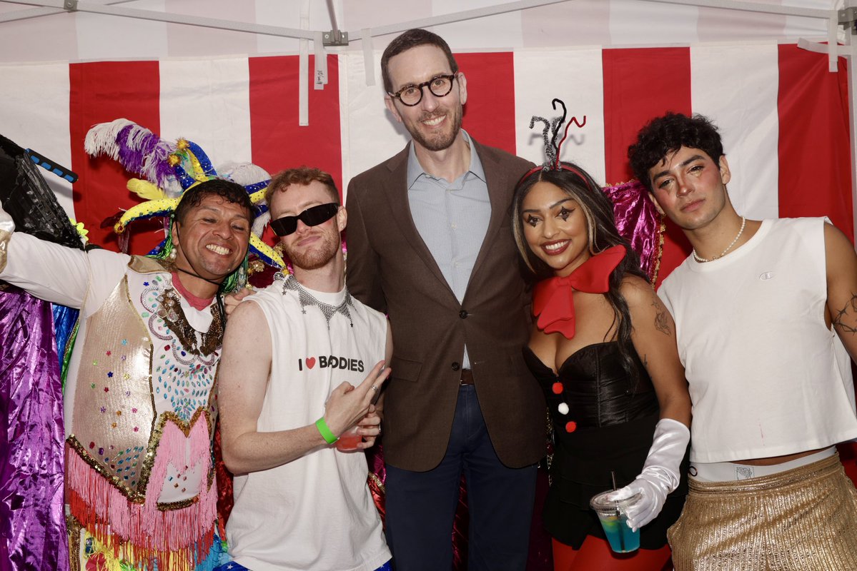 Scott_Wiener's tweet image. Amazing night market in the Castro this evening. And this night market is also an entertainment zone — under a law I authored — which means people can buy drinks in bars & drink them on the street. Great for our small businesses, great for the community.