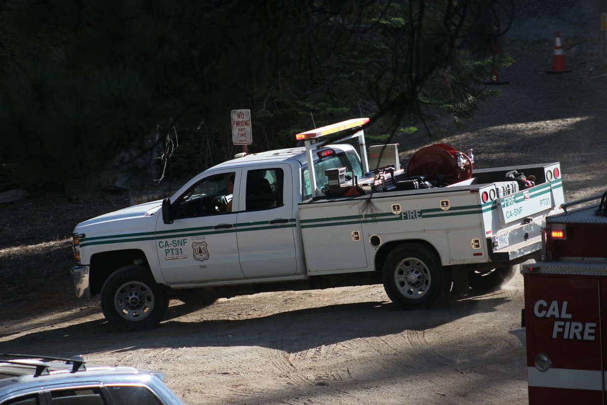 CAWildfiretrack's tweet image. One of my favorite trucks the Forest Service has, the Prevention/Patrol trucks.
This one here I got some photos of on a fire in the SNF, thought I’d share.
#CaFire #FirePhotography #wildfire #photography #firephotographer