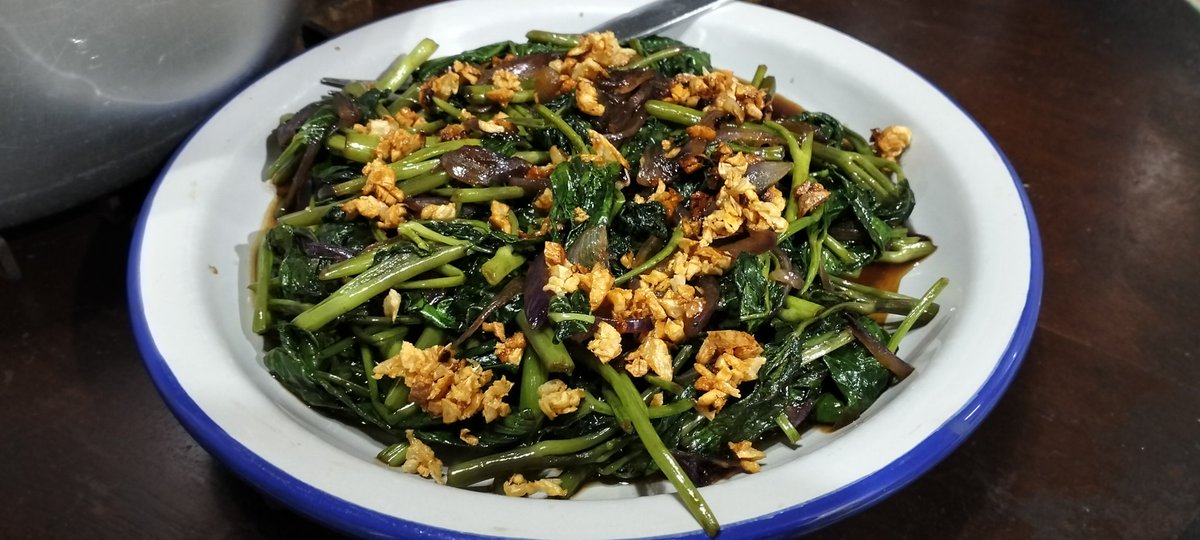 MorteJude's tweet photo. Today's #brunch meal consists of... ⬇️😋

#Kangkong #garlicbits #leftovers #rice https://t.co/35mDXCpWF8