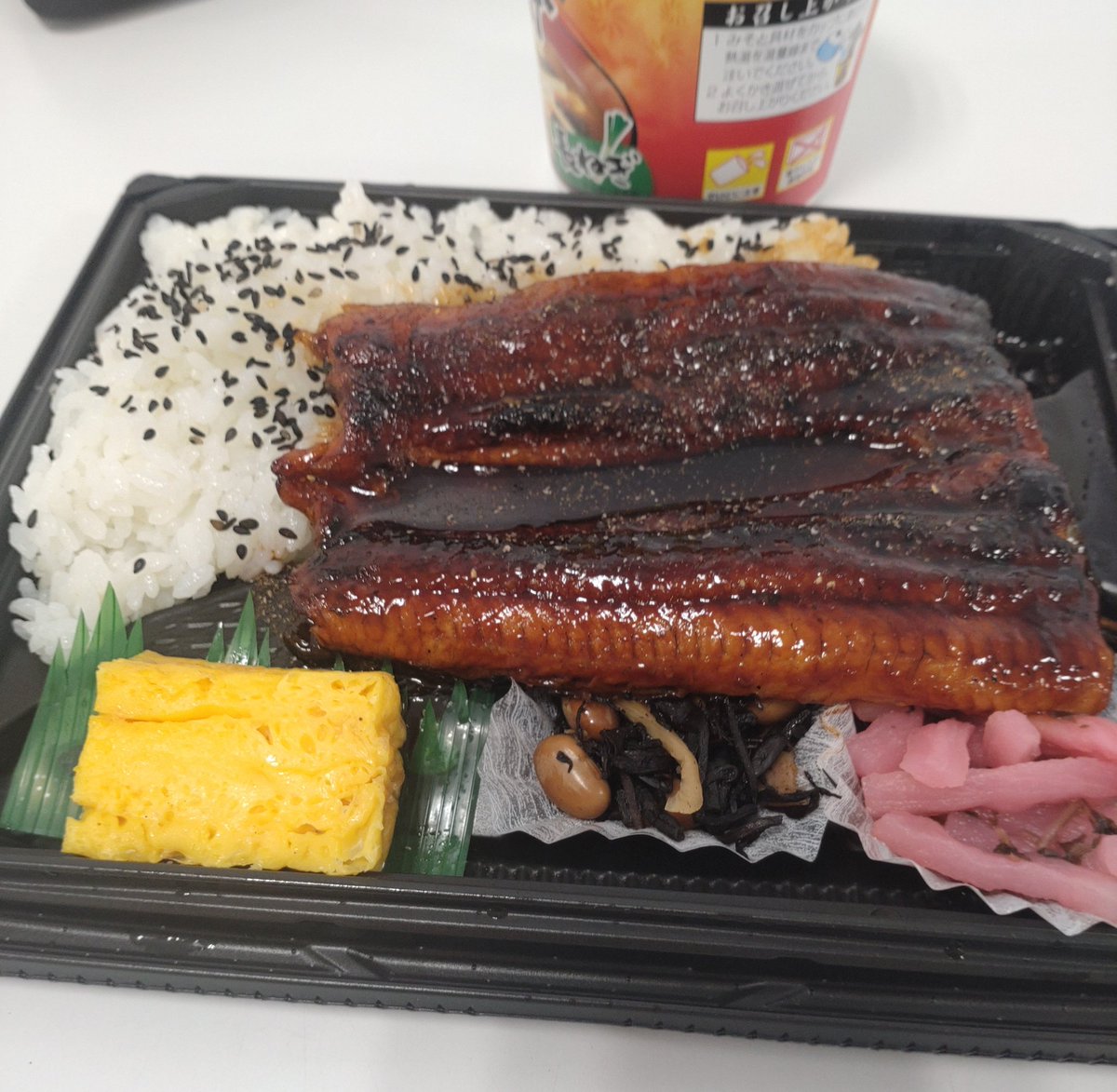 嫁のゴンザレス幸子(ジャマイカ·モンテゴ·ベイ出身ニグロヘアー)が郷土料理のナマズ弁当をこしらえてくれました🙋‍♂