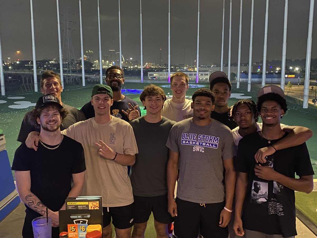 Great night at Top Golf with some of the guys! One of the many advantages of being next to St. Louis. Fun way to wrap up the summer! 

#BlueStorm⛈️