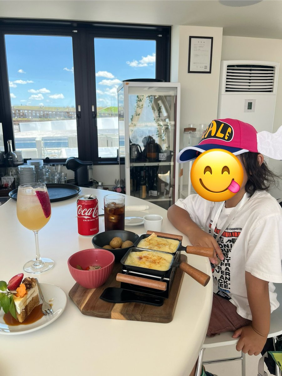 ISSA26640's tweet image. 🇨🇭スイスパビリオン@Swiss_Pavilion とハイジカフェに来ました!
スタッフの方にパビリオンを見せることができました。
Drスランプ知ってるカフェの方が声をかけてくれました。みんな優しい☺️
料理もとても美味しくて大満足です
#大阪・関西万博
#マイクラでパビリオンを作る