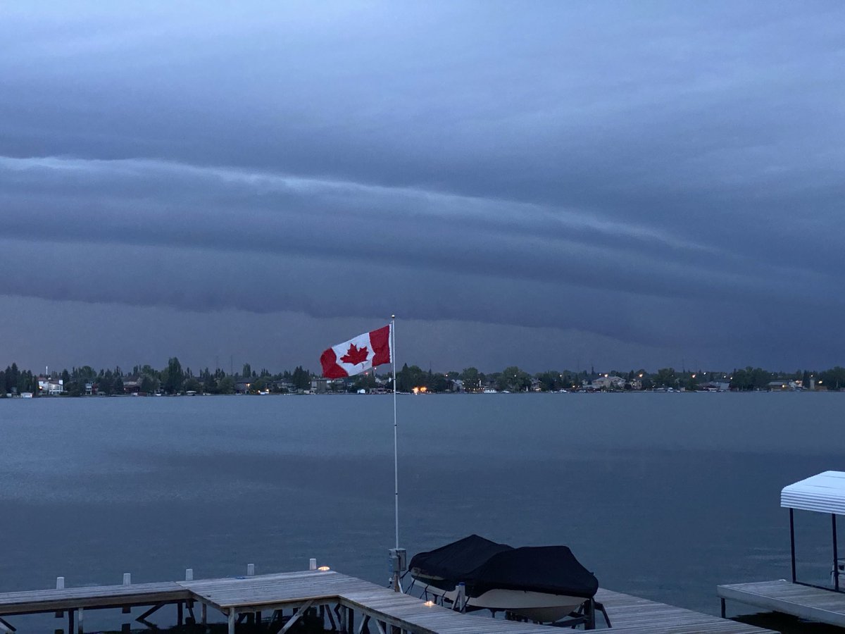 iceTyyc's tweet image. Who is the weather person who can tell me what the bands are in the clouds? The lightening behind is impressive, but I can’t catch it in the photo. #YYC #ABStorm