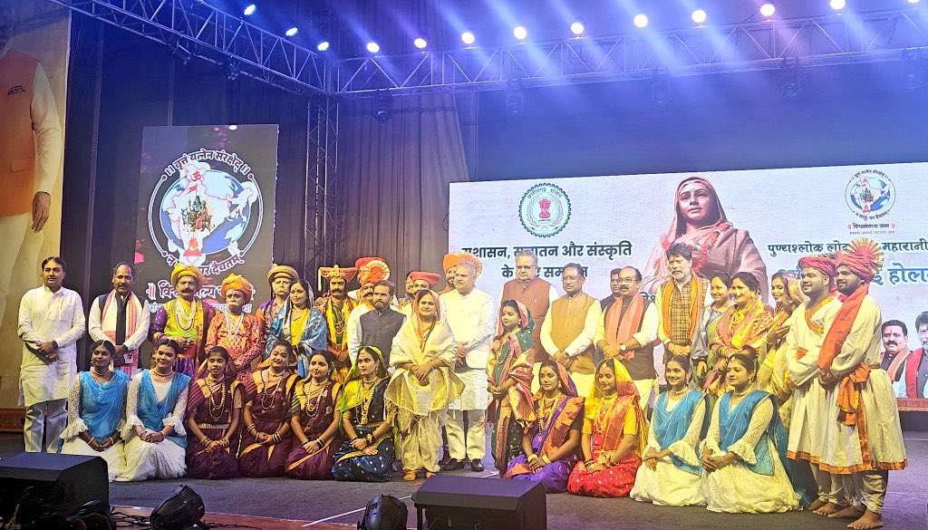 PawanSaiBJP's tweet image. गत संध्या पं.दीनदयाल उपाध्याय ऑडिटोरियम, रायपुर में पुण्यश्लोक लोकमाता महारानी अहिल्याबाई होलकर जी के जीवनमूल्यों पर आधारित नाट्य मंचन कार्यक्रम में शामिल हुआ।कलाकारों द्वारा अद्भुत प्रस्तुति से दर्शकों का दिल जीत लिया।