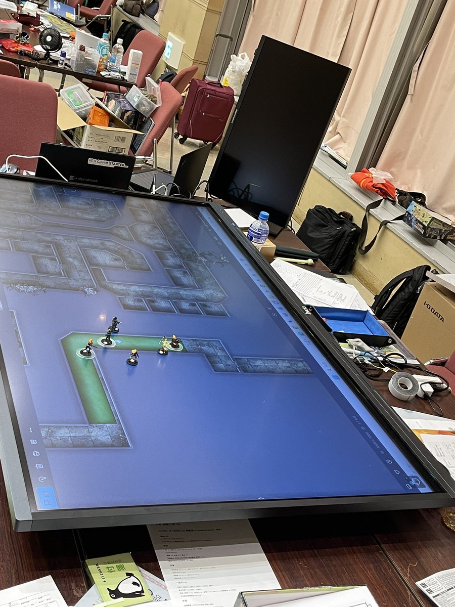 でかいモニターが持ち込まれてます…