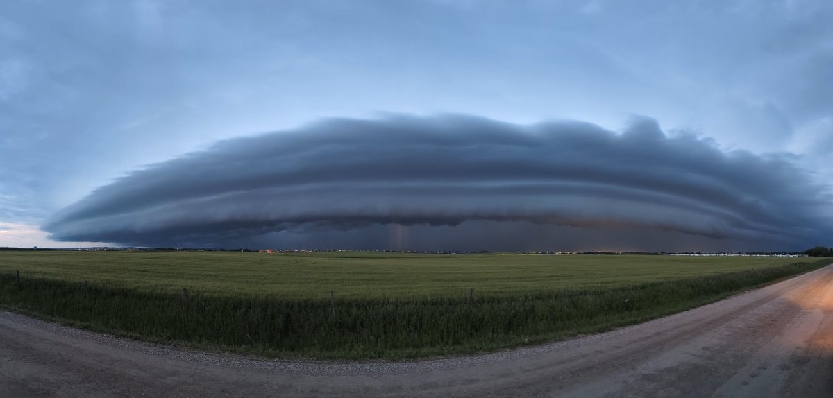 btk_weather's tweet image. Shelf Cloud coming through Calgary. Looking West from Highway 22. 9:47 p.m. #ABStorm