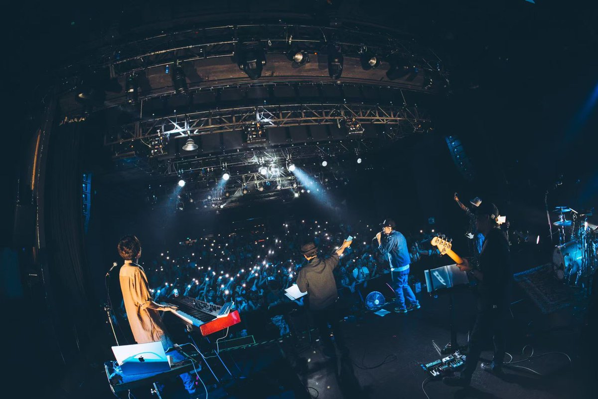 nabecolobass's tweet photo. ツアー2日目　上海も無事に終了

雨の中たくさんのお客さんが来てくれて感謝でいっぱいでした

ありがとうございました！青島ビールで乾杯🍻

photo by Jerry Hu https://t.co/pY16DvpLf9
