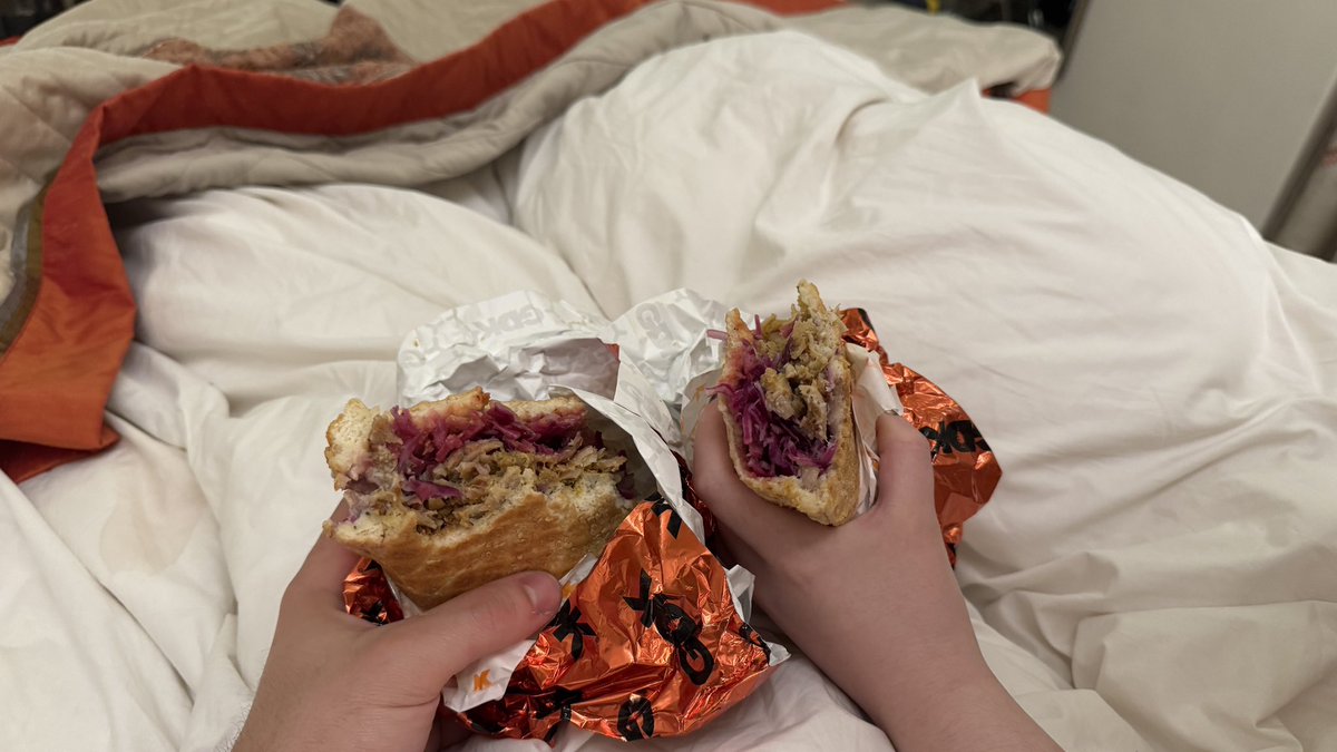 FunnyDogThing's tweet image. Döner in bed w tha missus @ 5 am I fucking love Europe. BOSH!