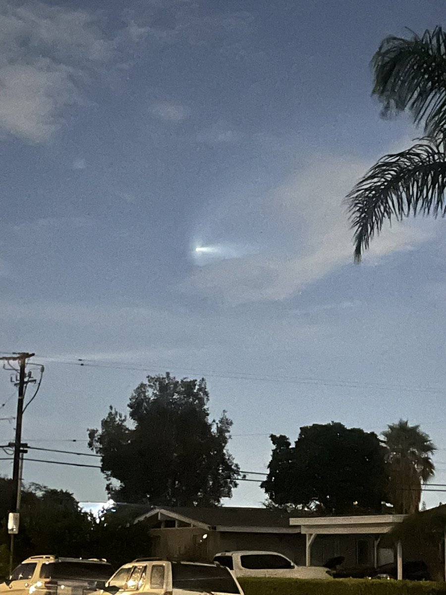 OBIDABS's tweet photo. Just saw this in the sky in LA
@SpaceX ? #soacex https://t.co/mJWbqJT22Y