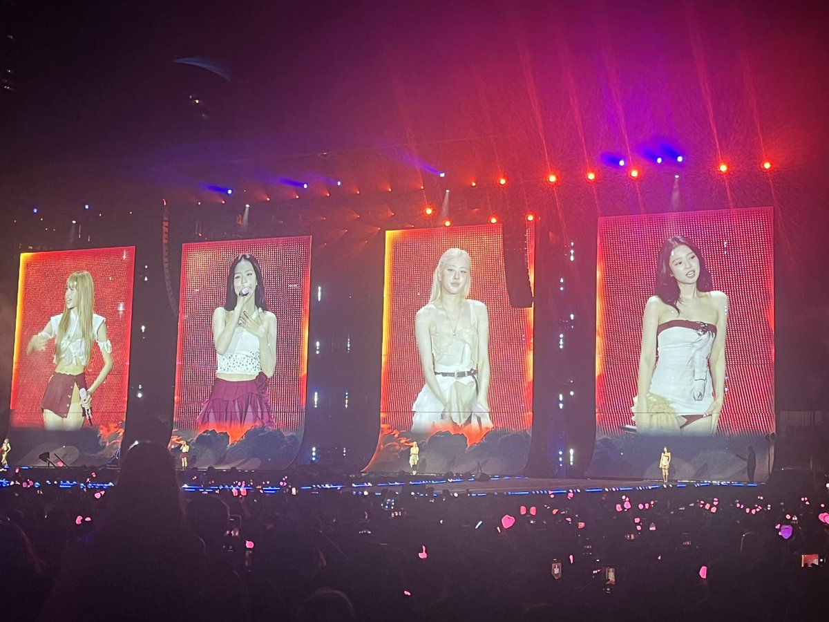 elliestyles_3's tweet photo. Blackpink in your area 🖤🩷 #DEADLINE_IN_CHICAGO @BLACKPINK https://t.co/286QzmTIVQ