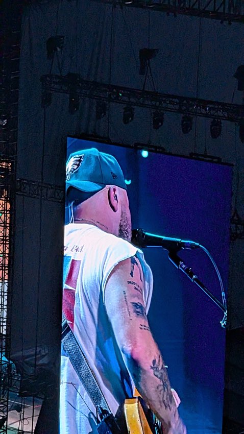 SleeperEagles's tweet image. Country star Zach Bryan was wearing an EAGLES hat at his Concert in MetLife Stadium tonight 🦅
True fan🔥
