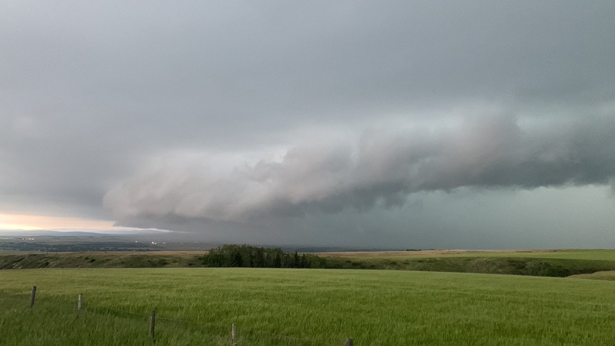 storm_prairie's tweet photo. Severe Warned Storm west side f Calgary 

#abstorm https://t.co/dOGxoaYdPY