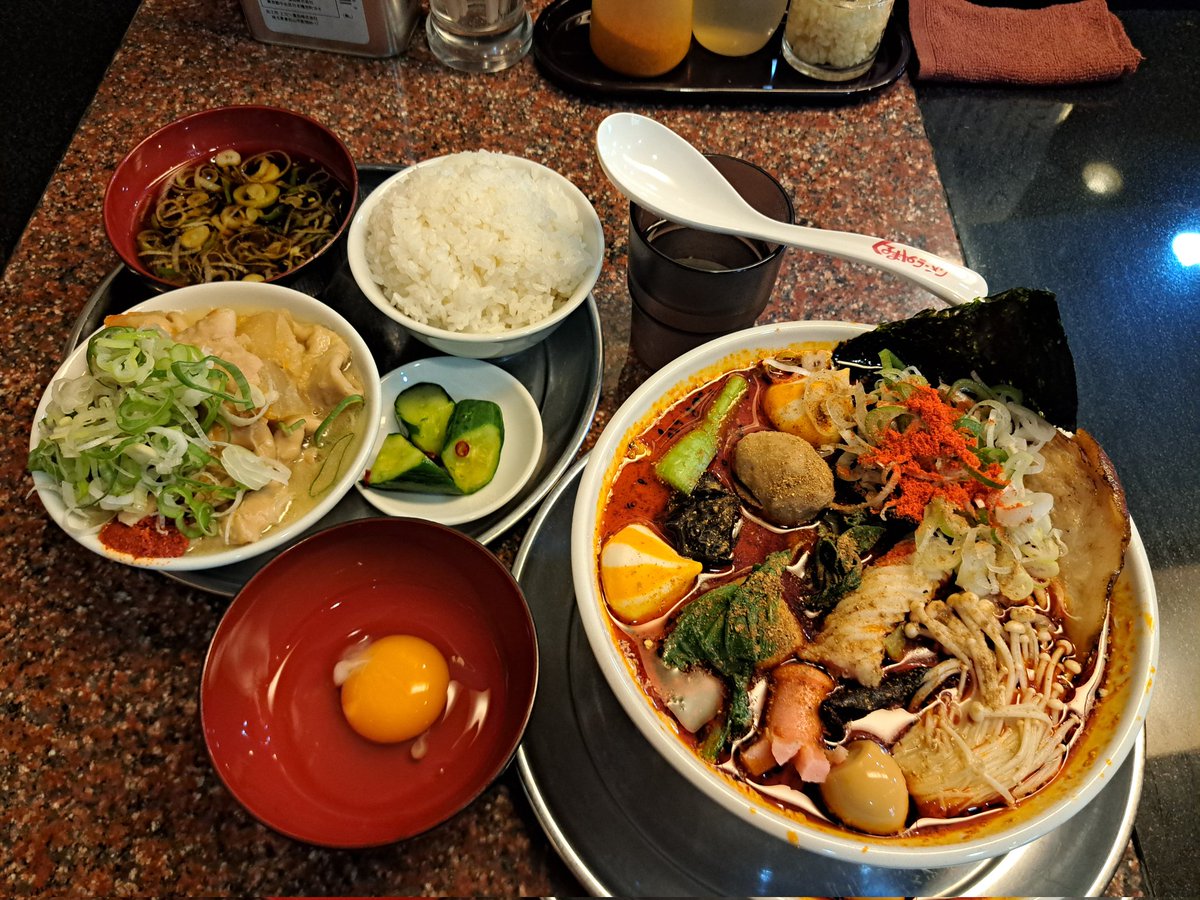 MAMO_CHANNEL666's tweet image. お昼はご飯は
🐷煮込みや左斜め上24°
自家製麺テル’ZUさんへ
限定🍜麻辣湯麺+生卵
🐷🍚もつ煮定食(並)
麻辣湯麺🍜🌶️
具材と辛味の塩梅が旨い🙆✨
そしてメイン🐷もつ煮定食
コチラも具沢山で超絶旨い😆
🍜🍚めっちゃ満たされて💘
ごちそうさま😋
色んな創作(おかず)ラーメン
🍜また食べたかった🥲