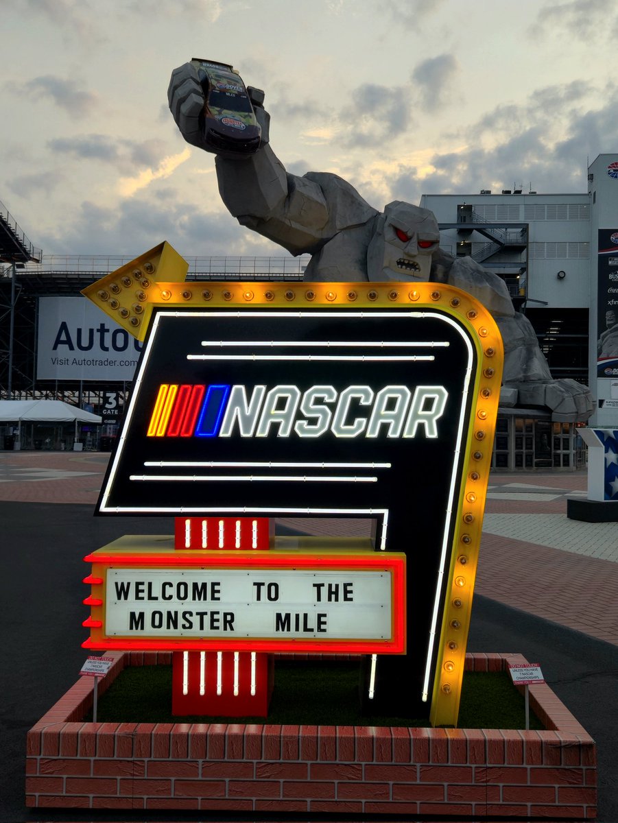 DivisiveContent's tweet image. Spent the day at the Monster Mile talking to real Americans — people who love this country, love fast cars, and aren’t afraid to have divisive conversations.
We asked about the future of the country, fast cars vs. fast women, and whether fans would ever trust a self-driving car…
