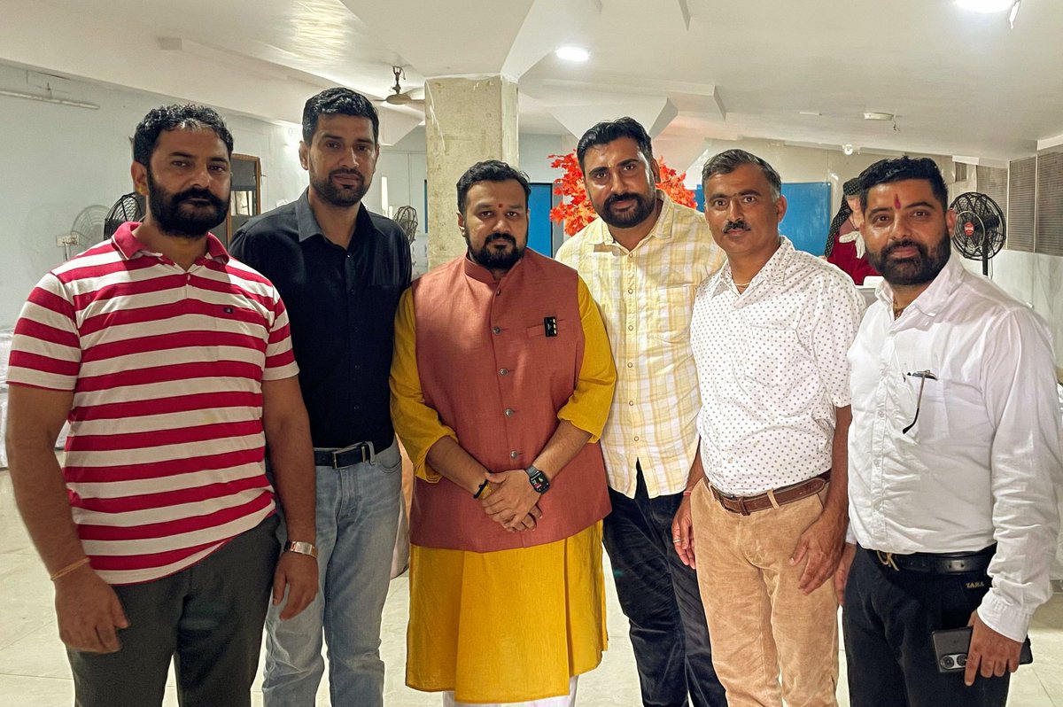 partapsinghIND's tweet image. धर्मयोद्धा एडवोकेट. विष्णु शंकर जैन जो हमेशा सनातन धर्म की रक्षा के लिए लड़ते हैं, जम्मू में 13 जुलाई को पन्नुन कश्मीर के आजोजित शूरवीर संगठन के सहजोग से हिंदू राष्ट्र कार्यक्रम के मुखेअतिथि से मुलाकात! @Vishnu_Jain1 @dograjournalist @RSSorg @jkmediasocial