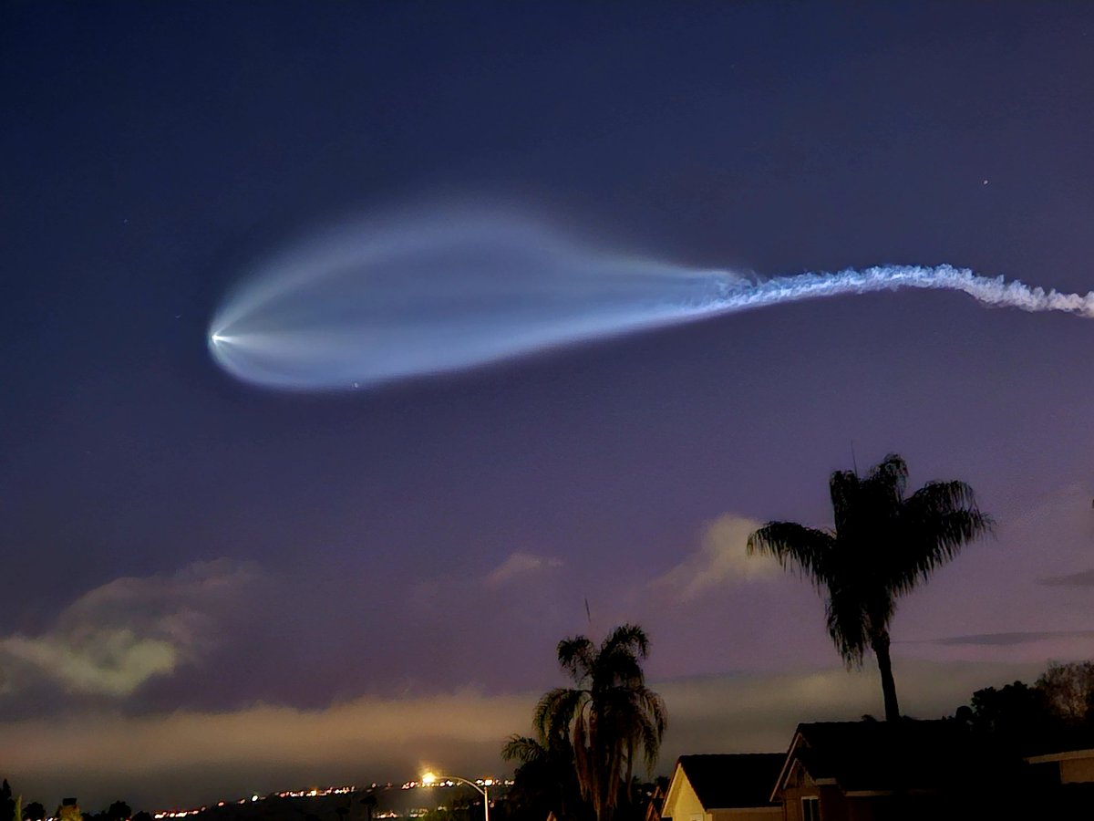 MiddleOfMayhem's tweet image. SpaceX Falcon 9 launch from my backyard just now.