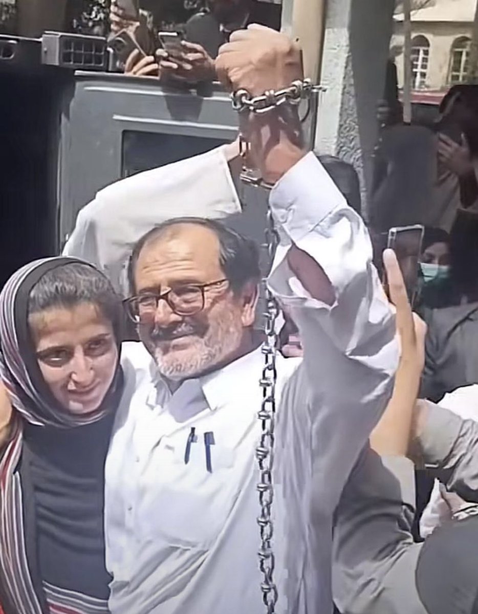 DrBariAjo's tweet photo. Comrade father with his comrade daughter in chains for speeking for their nation
Long live #Ghaffar Baloch
Long live #Beebo Baloch
Long live Baloch #Resistance https://t.co/Ww3Po0vdfI