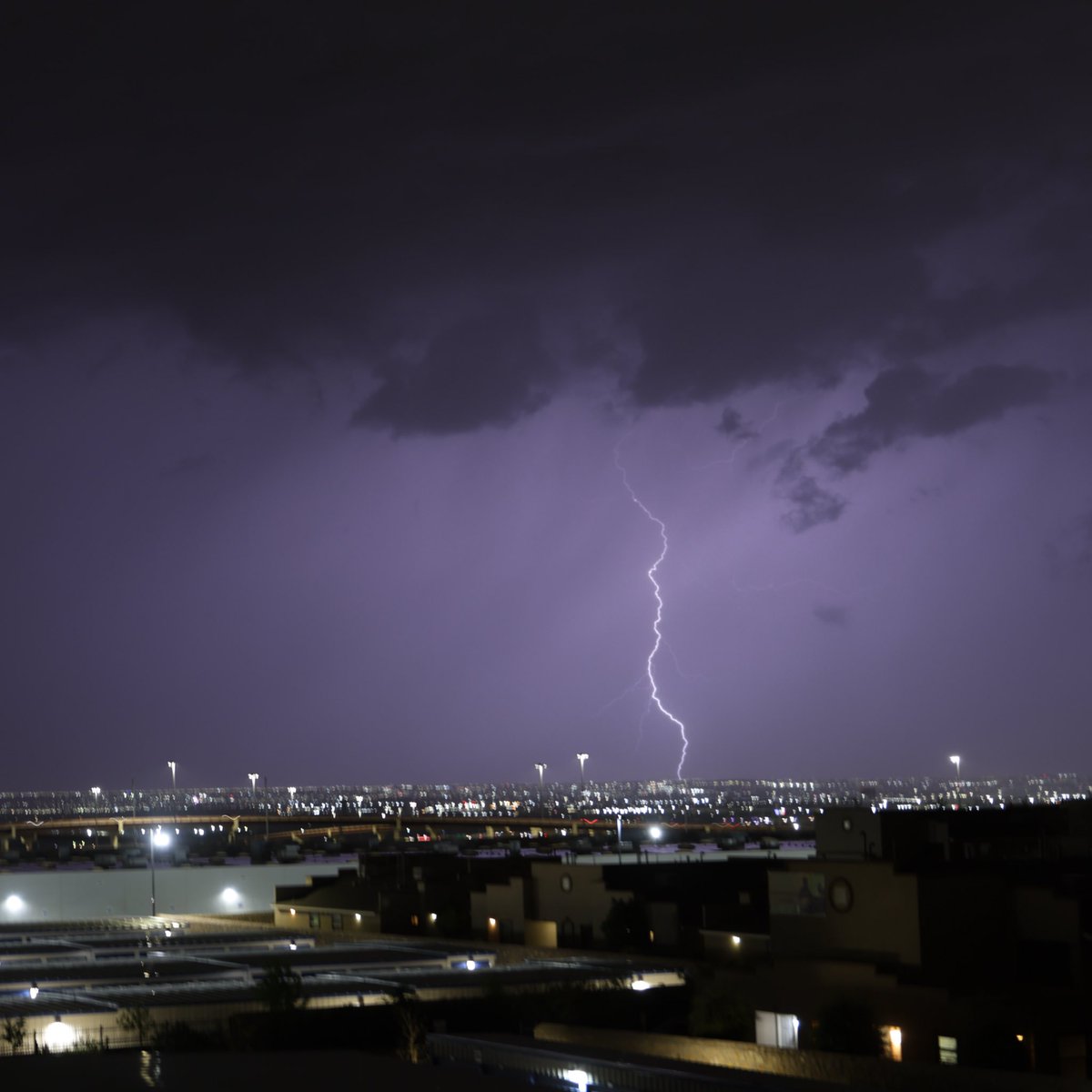 SalgadoPhoto_'s tweet image. Having quite the night visually. More lightning over El Paso
#txwx