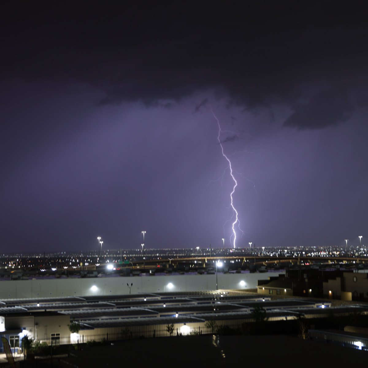 SalgadoPhoto_'s tweet image. Having quite the night visually. More lightning over El Paso
#txwx