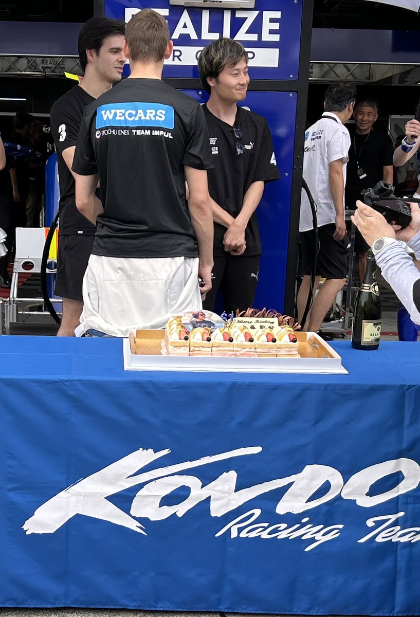 citygirrrrl719's tweet image. 近藤監督✨
61歳の誕生日おめでとうございます🎂🎉
時間がない中ピットウォークでお祝い㊗️
星野総監督や舘監督、松田選手もかけつけていました😊

#KONDORacing
#近藤真彦 
#山下健太 
#ザック・オサリバン
#SFormula