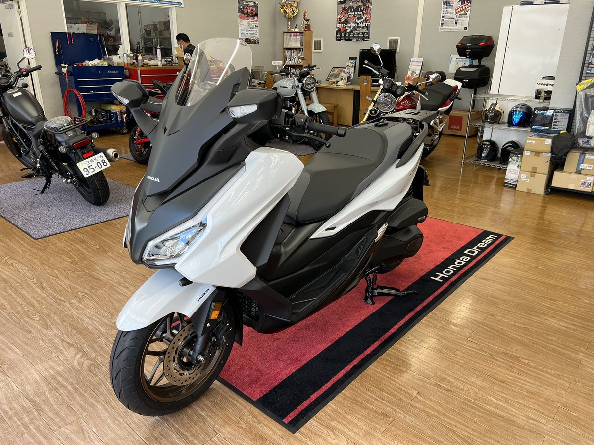 GoGo_Aoneko's tweet photo. 本日はHONDA フォルツァの納車日でした。素晴らしい乗り心地だけど、まだまだ操作が馴染めない https://t.co/6IA1KsAjzZ