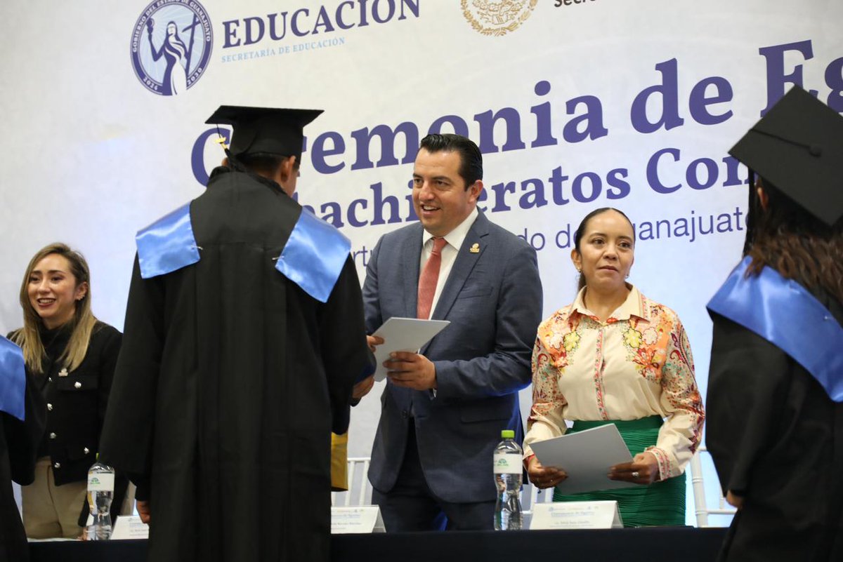 Terminamos la primera semana de graduaciones
de <a href="/TBCUVEGTO/">TBCUVEGGTO</a> 🎓👩‍🎓🧑‍🎓 
Hoy estuve en San Felipe y Silao, 466 jóvenes concluyeron su prepa.
Valoren el esfuerzo de sus familias, abracen sus sueños y siéntanse orgullosos de este gran logro.
¡Aún quedan más historias por celebrar! 💪