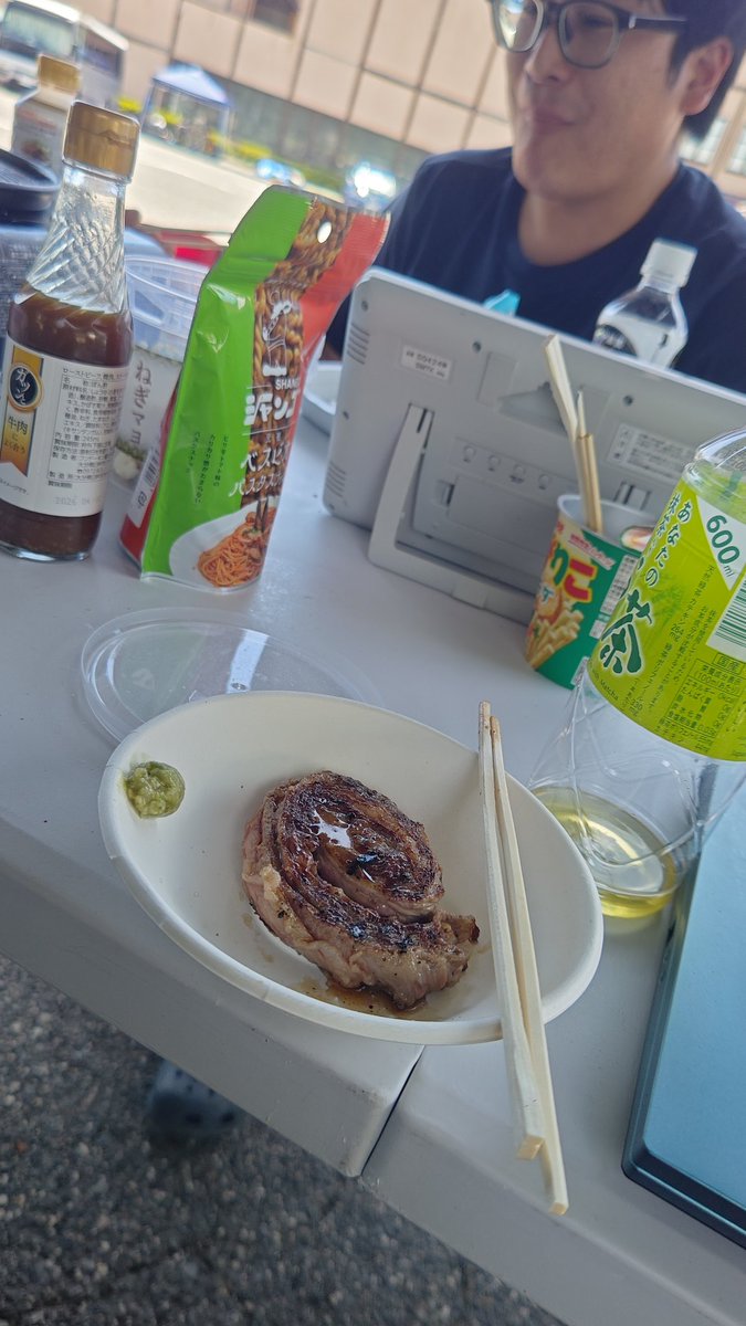 imocci2's tweet image. #勝手にやましゅう応援ツアー に来たらちゃっかりお肉ご馳走になってしまいました💦
てか今日初めて教えて頂いた肉たれぽん酢がめちゃめちゃ美味しいんですけど!
