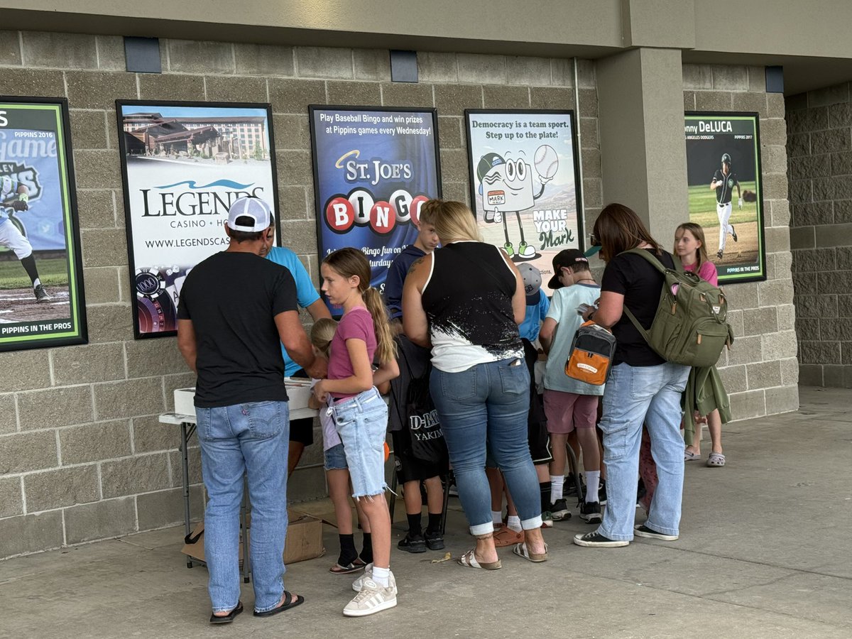 EloyTheGoat's tweet image. 1st Free card night with the @PippinsBaseball! About 2,000 cards into the hands of kids! They all had a great time looking through boxes to find their favorite players and teams! Much love to everyone that helps through donations!! Special love to @midwestboxbreak for giving me…