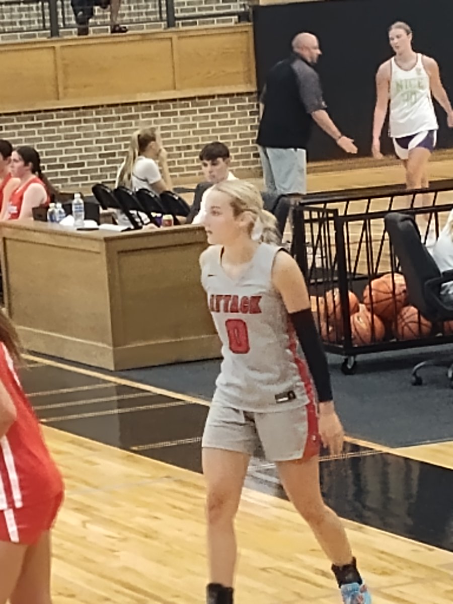 TheMRR7's tweet image. 7 Shouts 4 Standing Out (7S4SO) &amp;amp; Newcomers to Note (N2N):

Friday from the @AllIowaAttack Summer Finale in Waukee, IA:

7S4SO--Friday afternoon:
@Emmy_kirk23 (5&apos;5&quot; G, &apos;26) of Mokan

@ClaraJeddeloh (5&apos;7&quot; W, &apos;26) of MN Rise
     (pictured, #4)

@AveryLaNore (6&apos;2&quot; F/C, &apos;26) of MN…