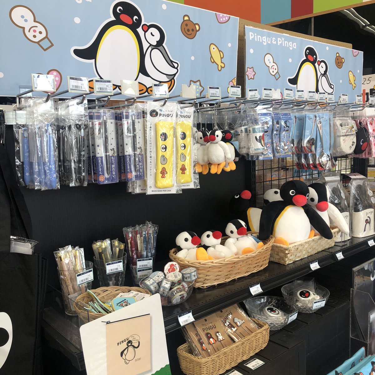 Hi_NOTE_isesaki's tweet image. キャラクターキャラバン第3弾はピングー❣️ハイノート伊勢崎店の入口にピングー売場が登場です🐧✨
文房具だけでなく、お弁当箱やミニタオルなど色々な商品があるので楽しいですよ〜💙期間は8月31日までです!
ハイノート伊勢崎店でお待ちしておりまーす☺️ #ハイノート伊勢崎店 #文房具 #ピングー