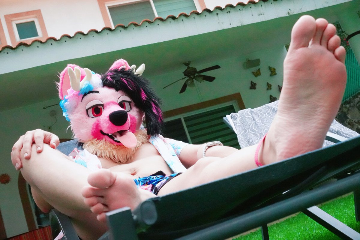 Happy #FursuitFriday! The summer vibes are here! Let the good times roll~ 🐾💘