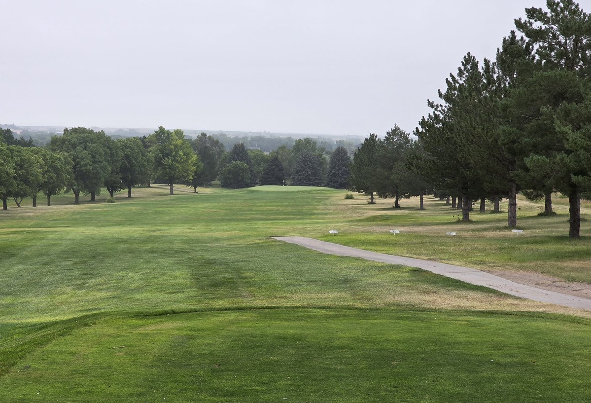 OrsonRosas's tweet image. The golf road trip continues! Stopped in Norton, KS to play a 9-hole course called Prairie Dog.
My favorite part?
After calling the day before, Denise let me know the course wouldn't open until 10 am, but told me she'd leave a cart key in the honor box.
Denise = Golf Hero