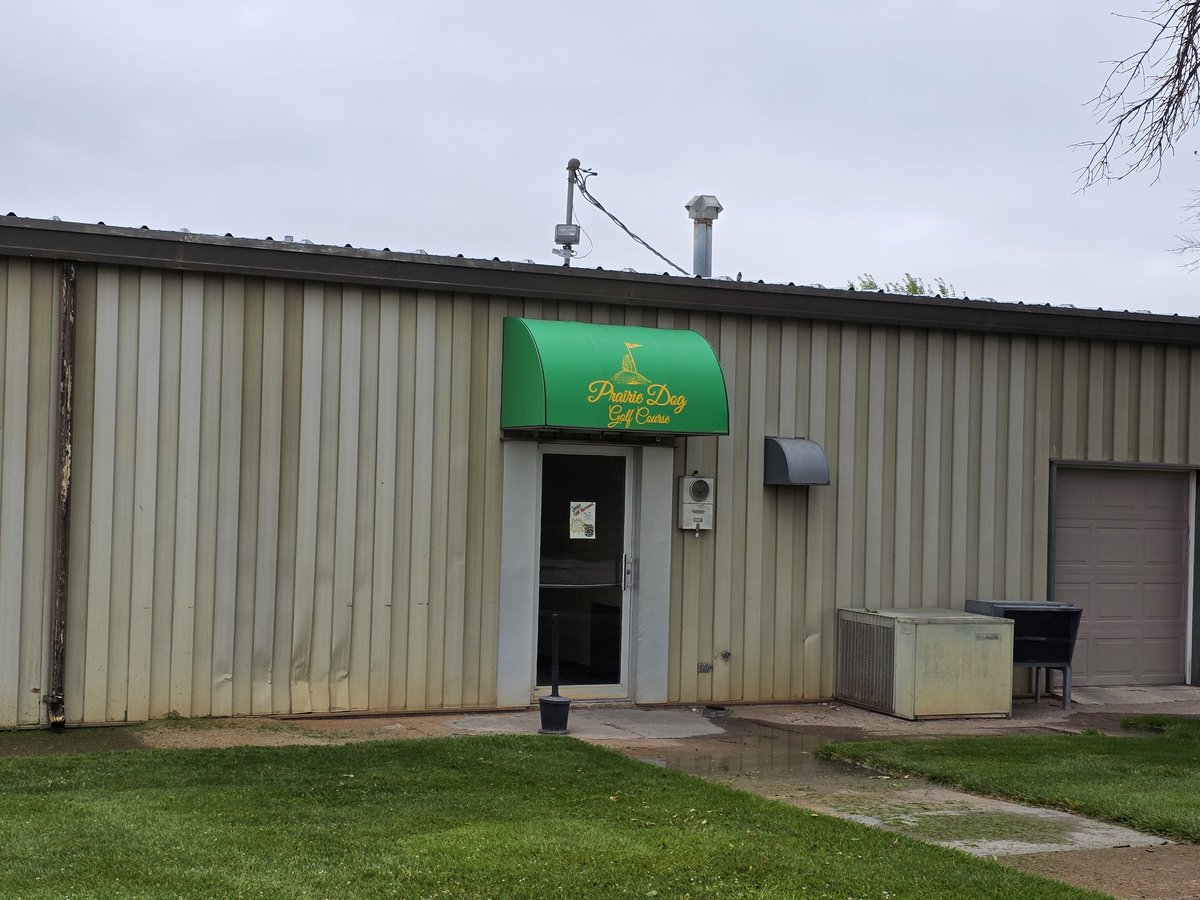 OrsonRosas's tweet image. The golf road trip continues! Stopped in Norton, KS to play a 9-hole course called Prairie Dog.
My favorite part?
After calling the day before, Denise let me know the course wouldn't open until 10 am, but told me she'd leave a cart key in the honor box.
Denise = Golf Hero