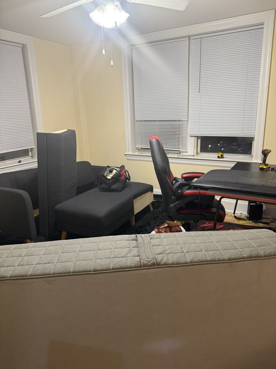 SEVVY077's tweet image. Finally moved out!! This took about 12-13 hours and hurt so bad,, but it’s done. They call me the engineer!!!
