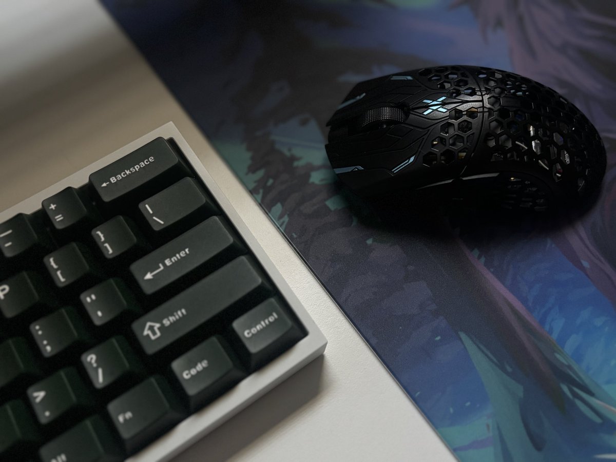 joganpaul2's tweet image. Good night 🌙 #desksetup #finalmouse