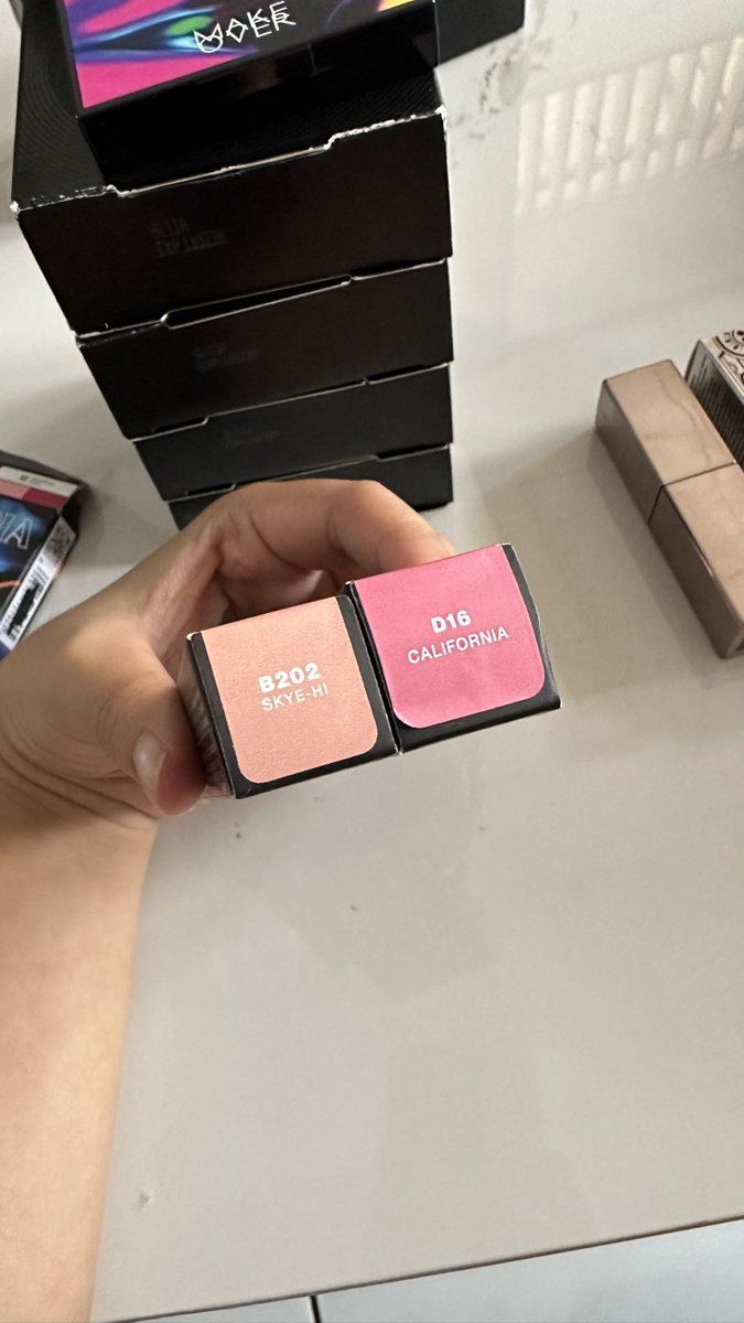 kucwon's tweet photo. wts
Make Over Powerstay Glazed, shade D16 California.

Make Over Powerstay Matte Lip Cream, shade B202 Skye-Hi

80k each aja. cuma dipake untuk swatch ke tangan aja real https://t.co/y5IVsXf1em