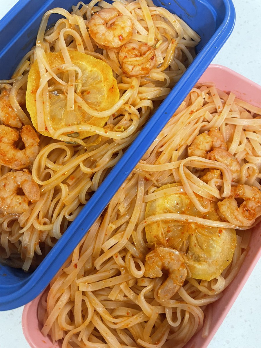 아침에 눈 뜨자마자
"오늘 뭐 해먹지?" 로 시작하는 주말 아침.
냉장고를 뒤져보니
새우 청경채숙주 있길래 팟타이 ! 
소스 넣고, 재료 넣고, 면 휘리릭 넣고 볶아주면 프로 밀프렙러(?)처럼 뿌듯한 주말의 시작 완성
엄빠 입맛엔 딱!
딸내미는 팟타이 볶는데 무슨 냄새냐며 방으로 도망감 휴