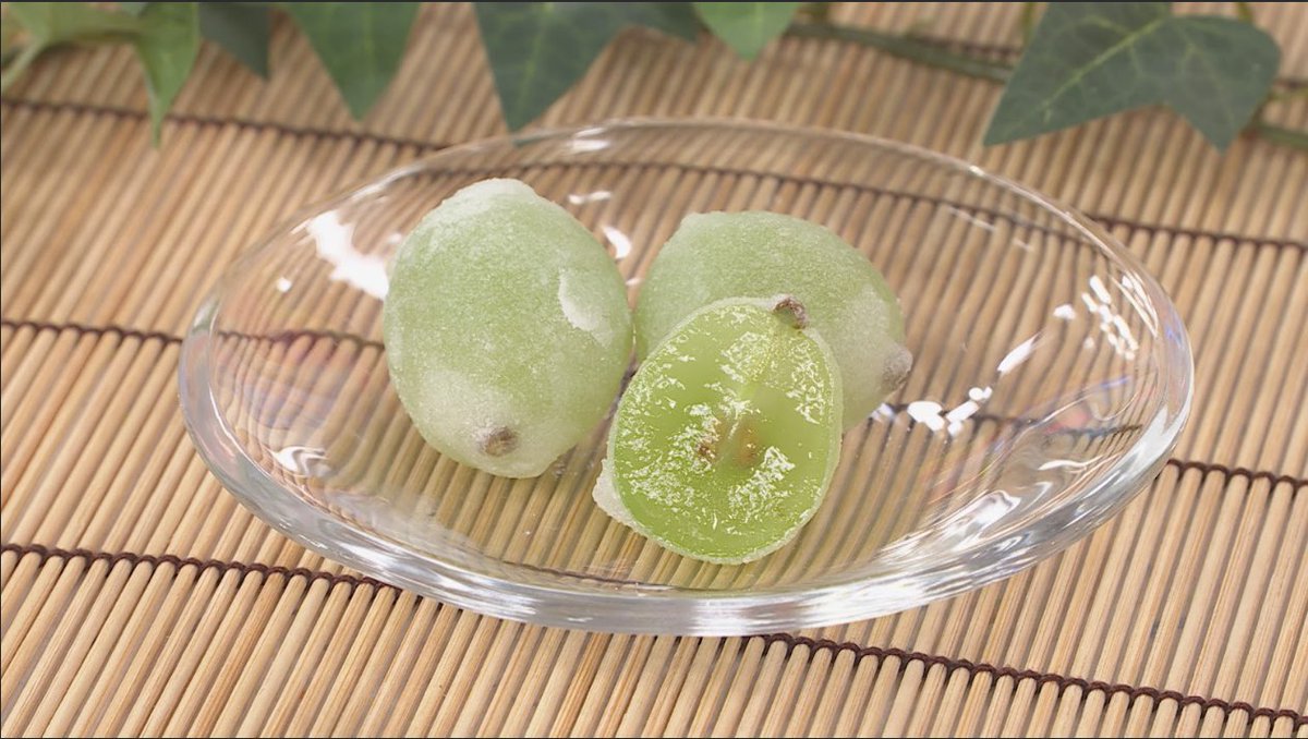 dot__connect8's tweet image. #ドっとコネクト『いドばた喫茶店』
のコーナーではお取り寄せ可能なスイーツを紹介☕️🌿.•*
今週は...
「共楽同」さんの「ひとつぶのマスカット」でした✨
最高級品種の「マスカット・オブ・アレキサンドリア」をひとつぶ、ひとつぶ、熟練の職人が手作業で丁寧に求肥で包んだ贅沢スイーツです💜