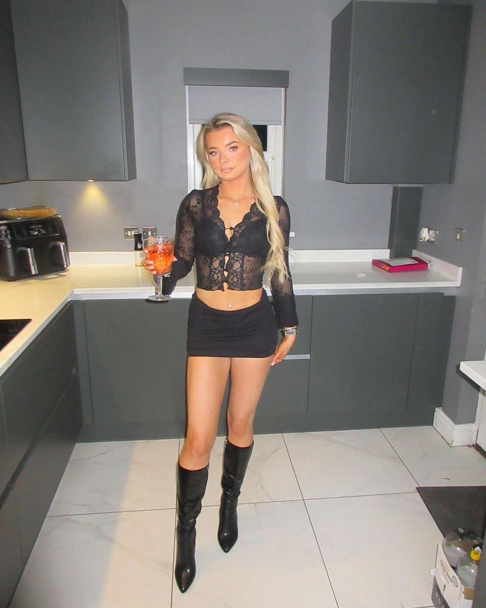 ChavsBeautie's tweet photo. Full Gallery 100 PICTURES: https://t.co/g6Gxs1sxNl OR https://t.co/hZMBqRiMeU https://t.co/heF7yYwZyC