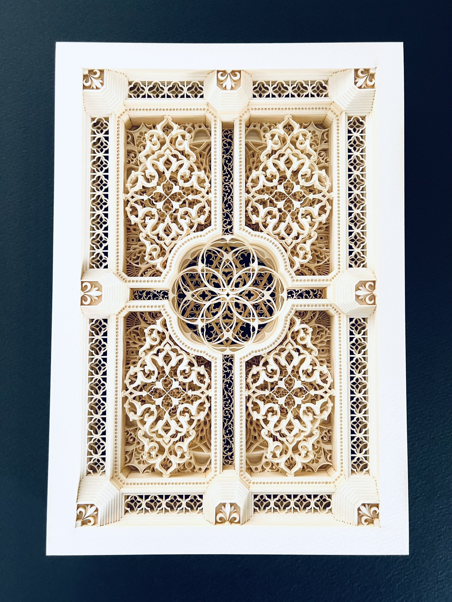 輿石孝志　彫刻切り絵　2点 輿石孝志彫刻切り絵│あの紙、この紙。│約9,000種類の紙が