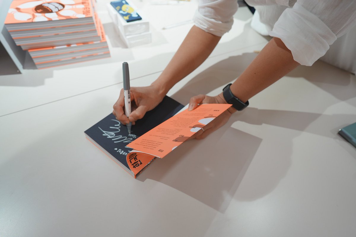 저도 그려주셨습니다! 닮았나요…☺️
행사 방명록에는 관람객 분들이 그려주신 2차 창작(?) 미역들도!!💚

저의 업무 공간이자 생활 공간인 Platform-P에서 저희 입주사들이 다함께 힘을 합쳐 으쌰으쌰 해낸 도서전이라 유독 더 여운이 짙네요…🥹

곧 또 좋은 자리에서 뵙게되기를 바라겠습니다! 💌