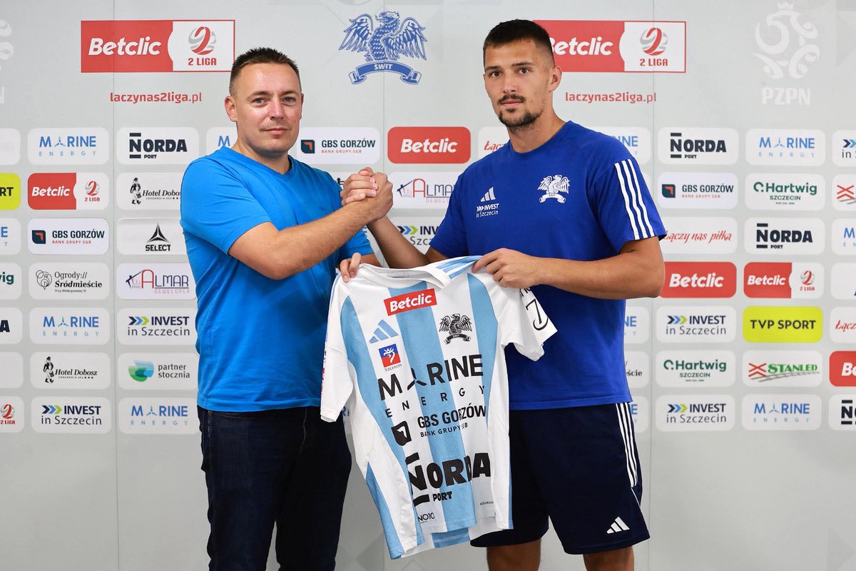 SSkolwin's tweet image. 𝐒𝐳𝐲𝐦𝐨𝐧 𝐍𝐨𝐰𝐢𝐜𝐤𝐢 𝐳𝐨𝐬𝐭𝐚𝐣𝐞 𝐰 𝐒́𝐰𝐢𝐜𝐢𝐞 ⚽️✍️

No dobra, nie czekamy na 19:52 i śpieszymy donieść, że 26-letni pomocnik 𝗦𝘇𝘆𝗺𝗼𝗻 𝗡𝗼𝘄𝗶𝗰𝗸𝗶 podpisał z klubem z północnego Szczecina nowy kontrakt, który będzie obowiązywał do końca czerwca 2027 roku.…